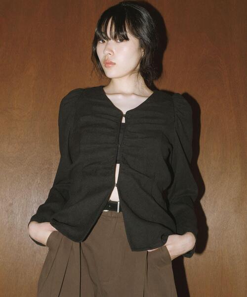 Peachskin Puff Sleeve Rib Blouse — рубашка с пышными рукавами и ребристой текстурой
