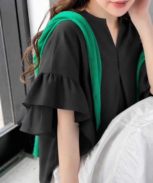 Фирменный V‑neck Skipper frill blouse — V‑образный вырез, блуза без лишней сладости