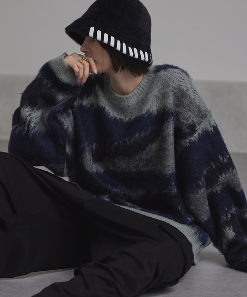 Абстрактный свободный пушистый вязаный свитер (loose shaggy knit)