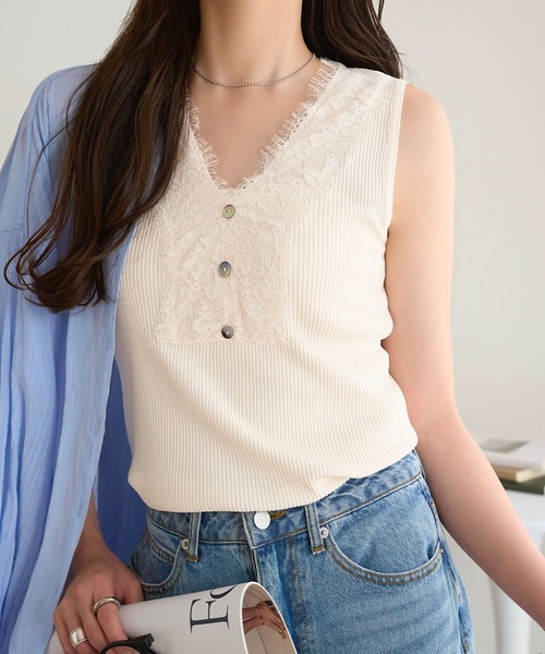 Декольте V‑neck ноусливер рельефный вязанный топ