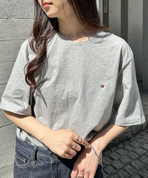 TOMMY HILFIGER Core Flag Tee — футболка с вышивкой флага, полурукав