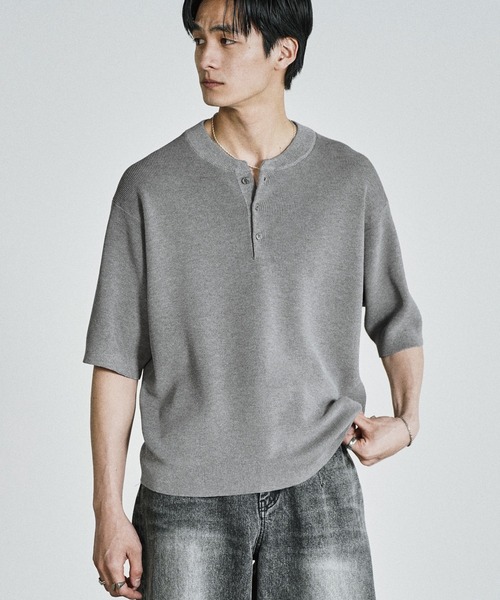 AZE H/S KNIT HENLEY — вязаная henley‑футболка с коротким рукавом