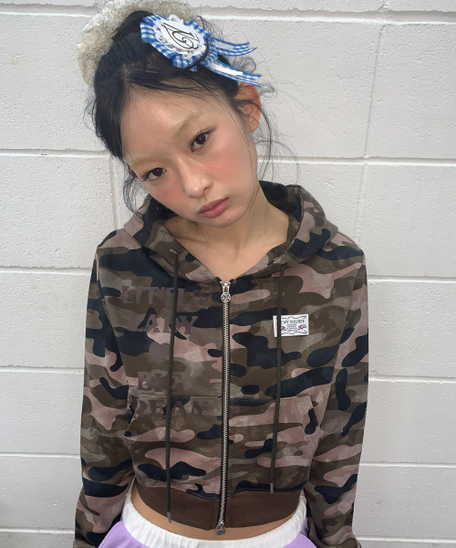 CAMO CROP HOOD ZIP‑UP — камуфляжный короткий худи‑зипер, хаки
