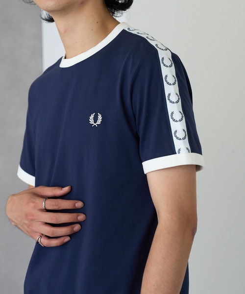 FRED PERRY — Taped Ringer T‑shirt M4620 с вышивкой логотипа, винпоинт рингер
