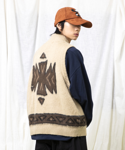 GNT065 — Agnes b. Hobgip Up Knit Vest (beige)
