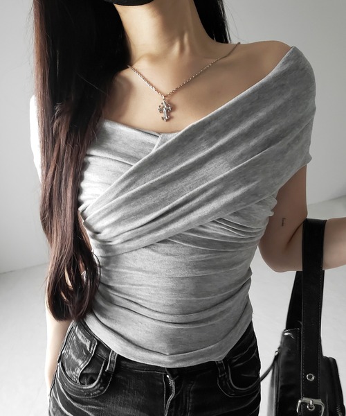 Off-shoulder драпированная кросс‑сборочная футболка — off shoulder draped cross gathering T‑shirt (2 цвета)