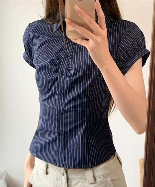 Контрастный трайп‑стайл футболка (Contrast stripe style T‑shirt)