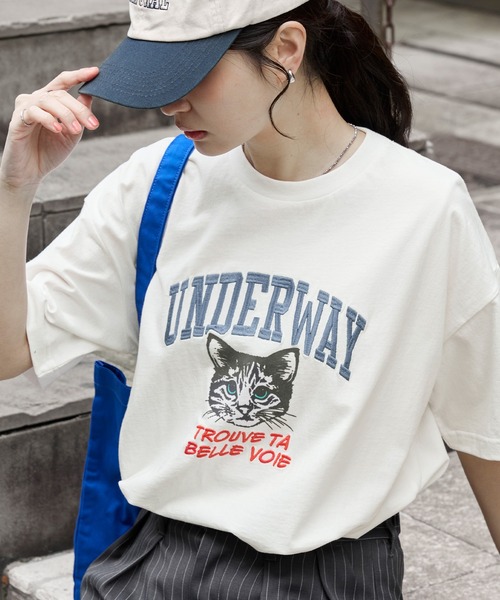 Калёгро刺繍 — сайд‑слит T‑shirt с коротким рукавом (оформление刺繍)