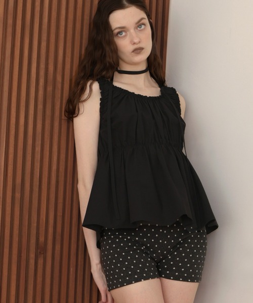 Choker‑attached frill blouse — блузка с воланом и чокером