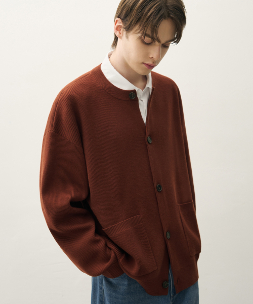 Oversize wool‑round cardigan — кардиган кирпичного цвета.