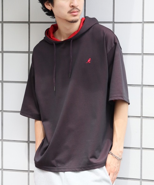 KANGOL — футболка с контрастной нашивкой, полурукав, окрашенная коллекция