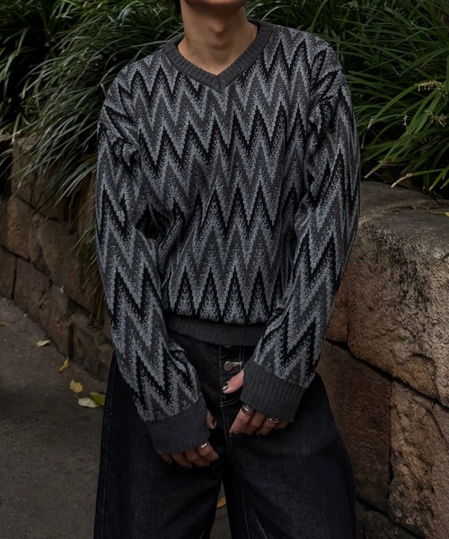 V‑neck zigzag pattern knit — V‑образный свитер с зигзагом