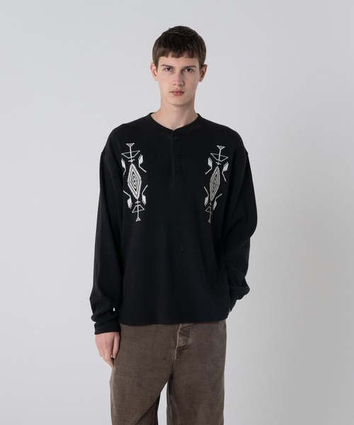 Вышитая котоновая футболка — Henley neck LS T-shirt