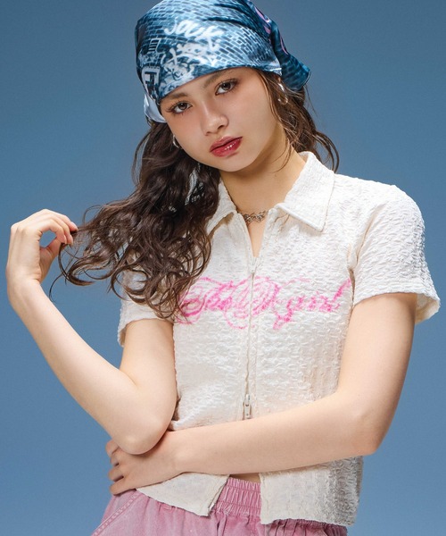 SCRIPT LOGO SHIRRED S/S ZIP UP TOP — футболка с коротким рукавом и молнией, пришитый логотип