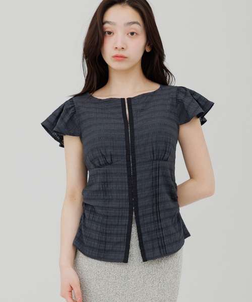 Front hook ruffle shoulder tops — топ с рюшами и фронт‑крючком