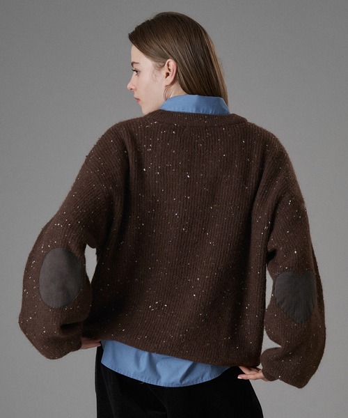 Heart Elbow Nep V‑neck knit — трикотажный пуловер с V‑образным вырезом и локтевыми нашивками