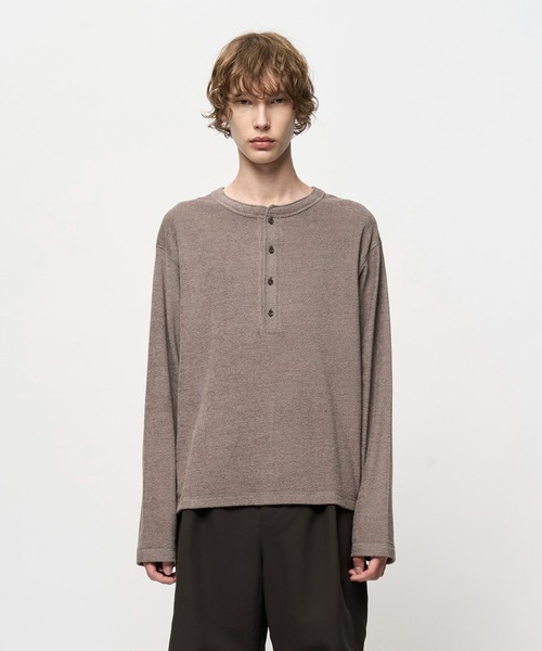 SOFT PILE CROPPED HENLEY — кроп‑хенли из мягкого ворса