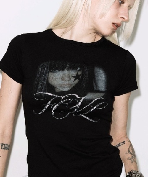 A'GEM/9 × .kom FANCY CLUB FCL SHADOW DOLL T‑shirt