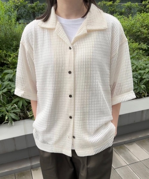 Loose open collar mesh shirt — свободная сетчатая рубашка с открытым воротом