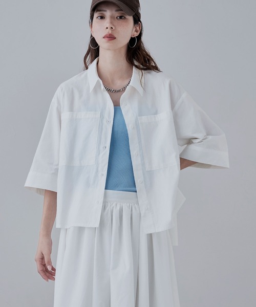 Broad half‑sleeve rib over basic shirt