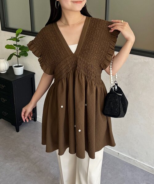 Sharin Frilla V‑neck pearl peplum blouse — блуза с V‑образным вырезом и жемчужным декором