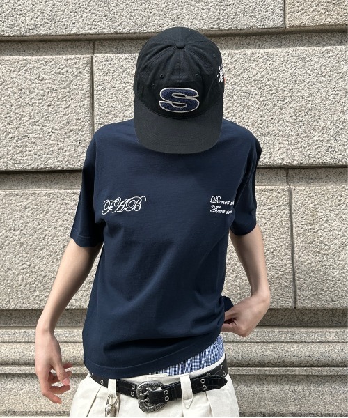 Футболка укороченная с вышивкой — EMBROIDERY DESIGN CROPPED TSHIRT