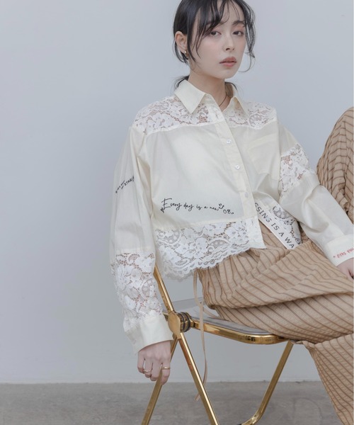RAY刺繍テキストエンブロイダリーシャツ — рубашка с вышивкой текста (レース刺繍)