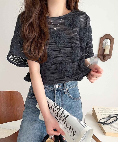 大人のお洒落度ワンランクアップ。チュールフラワーカード 刺繍 半袖Tシャツ