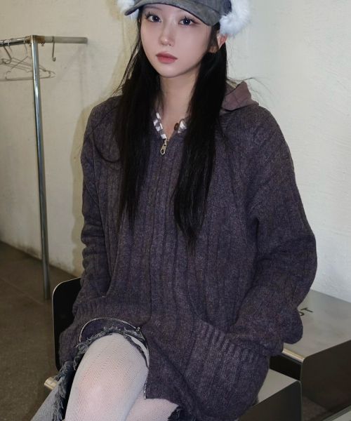 Wave Line Bouclé Collar Knit — многослойный вязаный свитер с воротником boucle