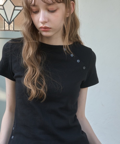 Asymmetric Button T-Shirt — асимметричная футболка с пуговицами