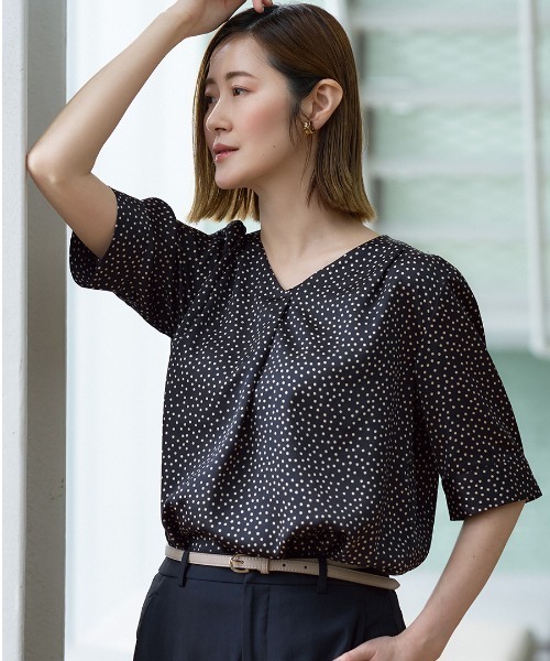 Холодный V‑neck сатен блауз (полу) — полурукав, эффект светящегося сатена