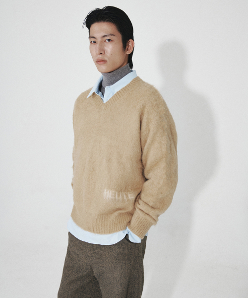 HET MOHAIR V‑NECK KNIT (BEIGE) — мохеровый V‑образный свитер (бежевый)