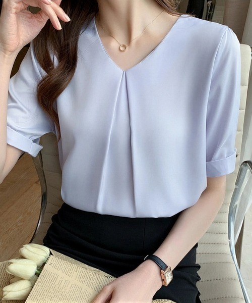 V‑neck tuck‑half‑sleeve blouse