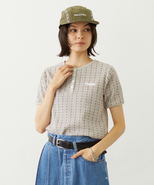 STRIPED FLOWER WAFFLE S/S — топ с вафельной текстурой и полосатым цветочным принтом