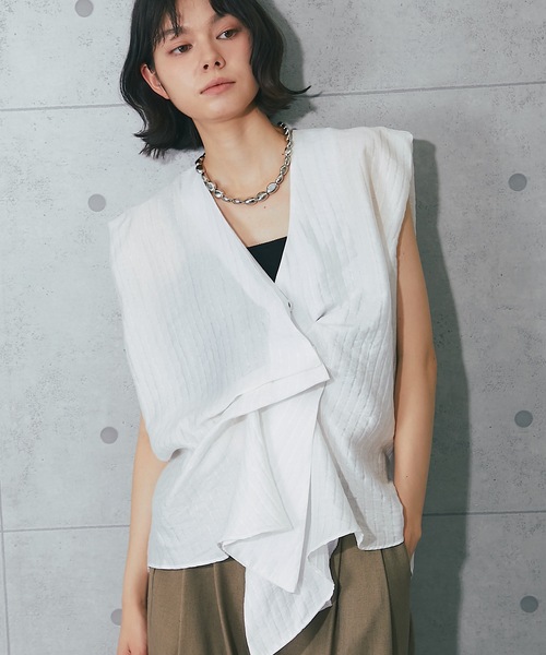 V‑neck no‑sleeve ribbed top