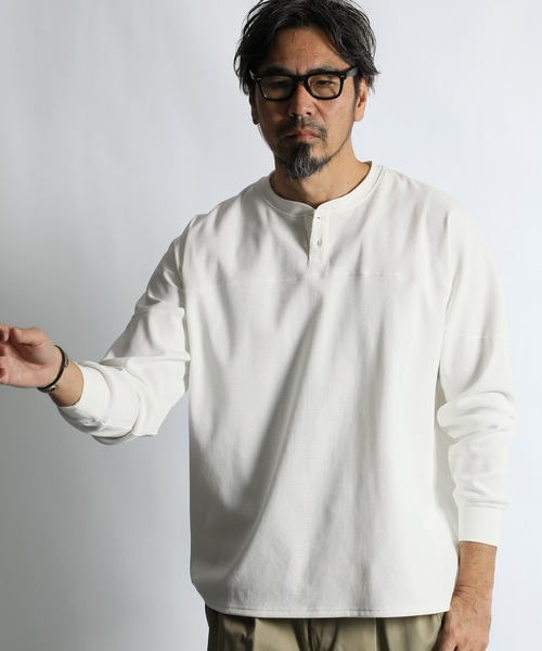 [WEB限定] «AIR FLEX» HONEYCOMB HENLEY FOOTBALL TEE — легкий функциональный материал «Air Flex», футболка‑хенли для футбола