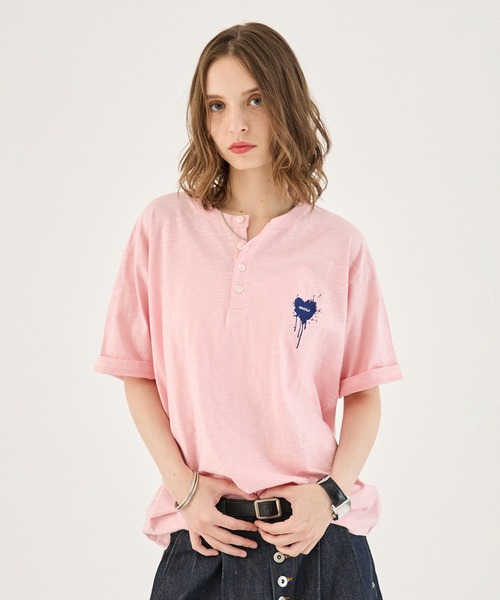 ASSORT HEART LOGO HENLEY — футболка с брендовым сердечком