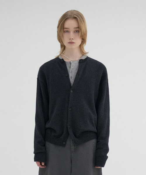 essential crew neck cardigan (charcoal) — базовый кардиган с круглым вырезом (угольный)