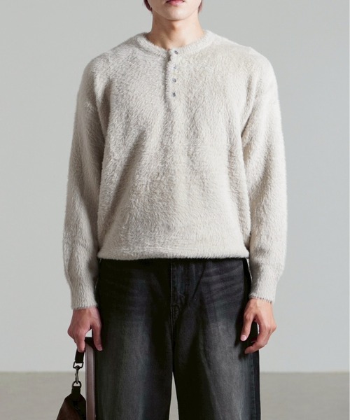 Chikashitsu+ Henley neck hairy knit — вязаная рубашка‑хенли с пушистым ворсом, длинный рукав