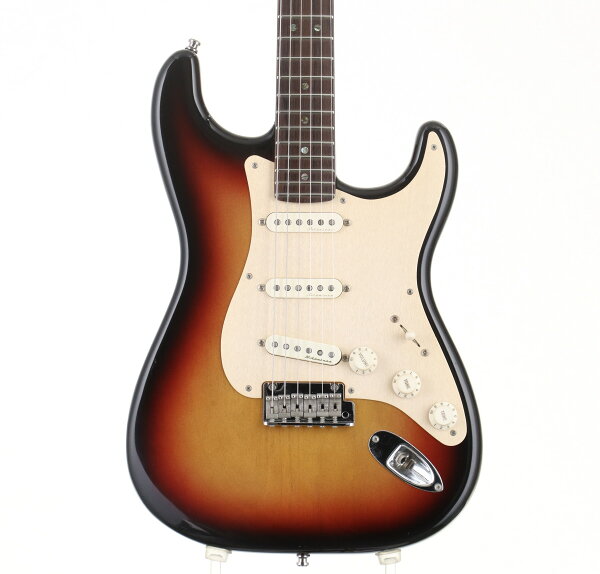 Fender Custom Shop / Classic Player Stratocaster V‑shape NOS, 3‑цветный Sunburst, изготовлен в 2001 [S/N:CN94848] (магазин Yokohama) — на выставке/в демонстрации