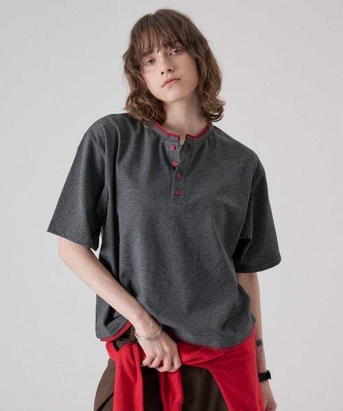 COLOR LAYERED HENLEY TEE — футболка-генри с цветными слоями