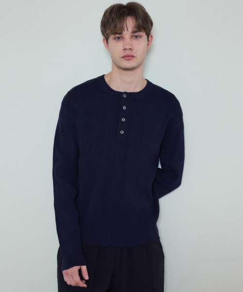 Oar Weise Ribbed Henley Neck Wosshabbable Knit_Navy (WC25_KN04) — темно-синяя вязаная футболка с пуговицами