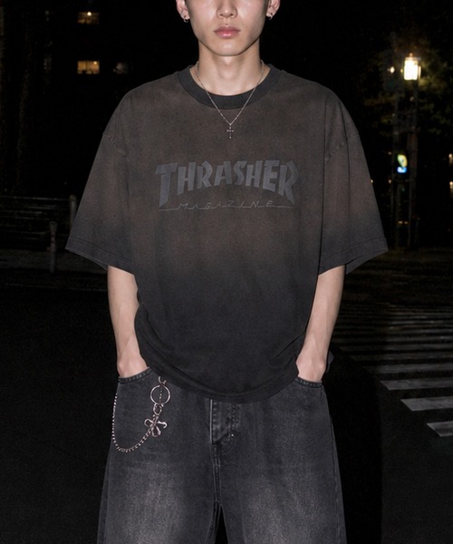 [at] [THRASHER] FADE S/S TEE — футболка с фронт‑логотипом, обработанный принт