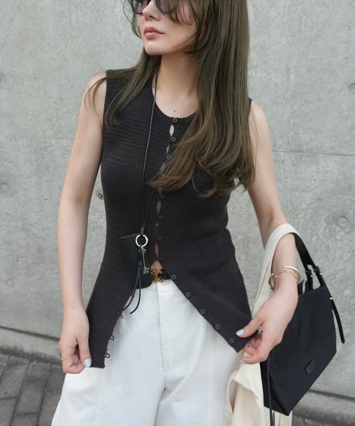 Multi button knit tank — вязаный топ‑майка с множеством пуговиц