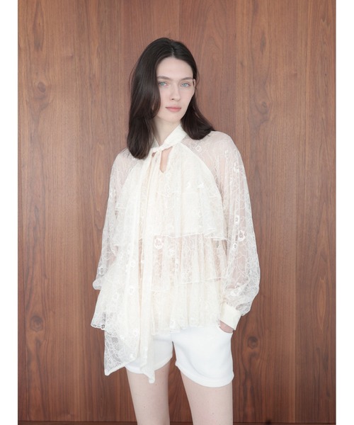 Кружевная блузка с бантом и каскадной юбкой — tiered lace bow blouse