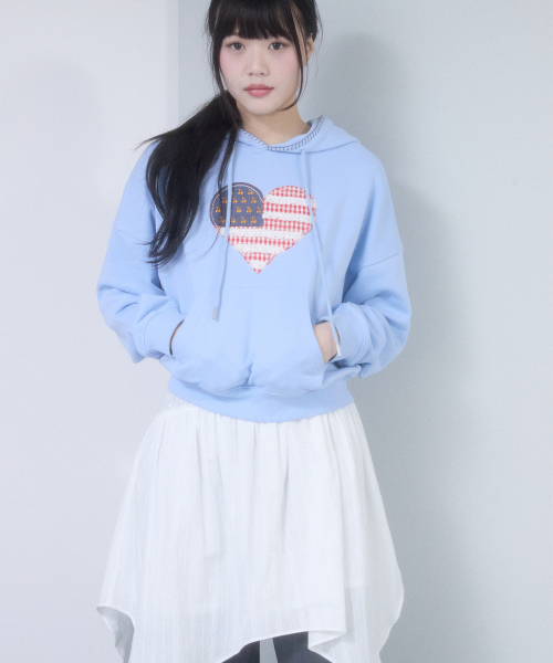 Cherie USA Heart applique cropped fur‑park [ライトスカイ] — укороченная парка с аппликацией сердца