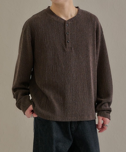 Beachクラッシュ シャーリング Henley Tee — футболка с шёррингом и V‑образным вырезом (англ. описание адаптировано)
