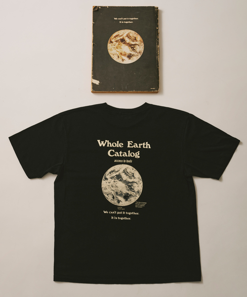 WHOLE EARTH Catalog Print T‑shirt — футболка с принтом каталога Whole Earth